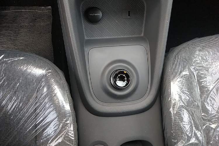 Used Wuling Hongguang New Energy 2024 All-Electric Model 300KM Standard Version Gear Lever