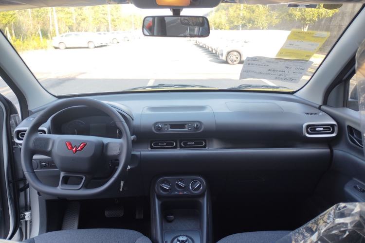 Used Wuling Hongguang New Energy 2024 All-Electric Model 300KM Practical Version Interior 1