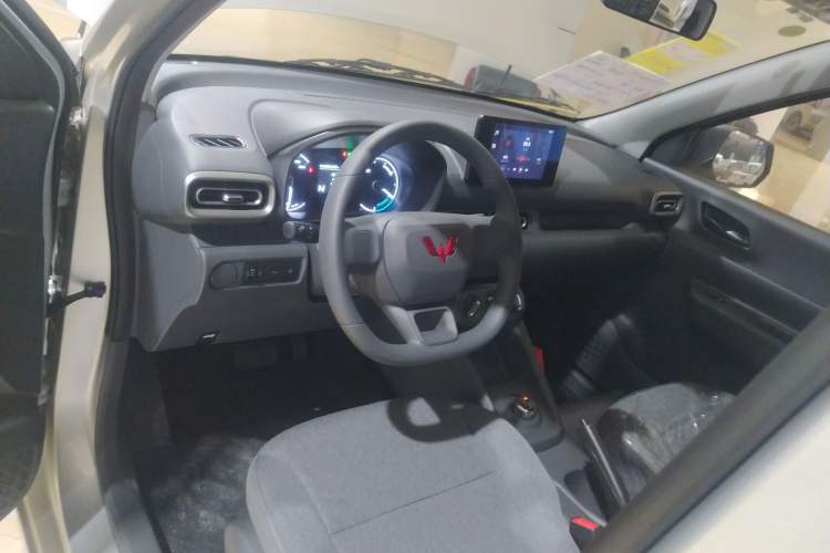 Used Wuling Hongguang New Energy 2024 All-Electric Model 300KM Standard Version Interior 2