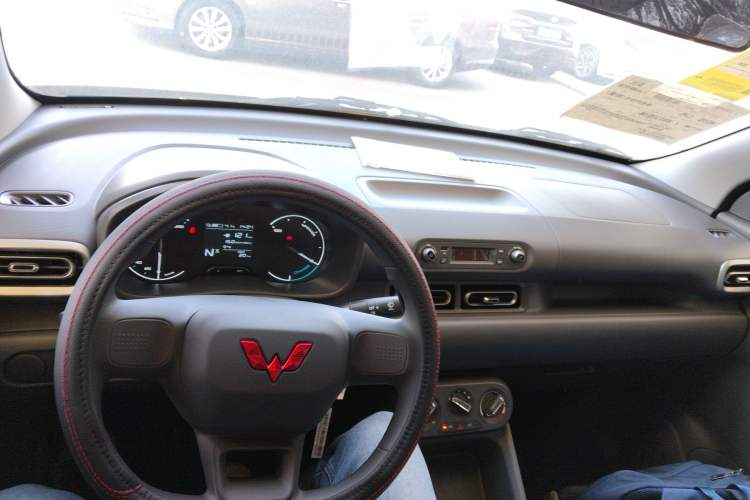 Used Wuling Hongguang New Energy 2024 All-Electric Model 300KM Practical Version Interior 2