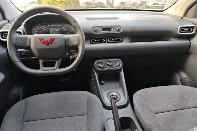 Used Wuling Hongguang New Energy 2024 All-Electric Model 300KM Practical Version Interior 2