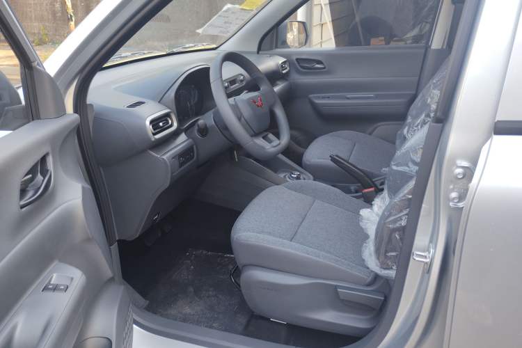 Used Wuling Hongguang New Energy 2024 All-Electric Model 300KM Practical Version Interior 3