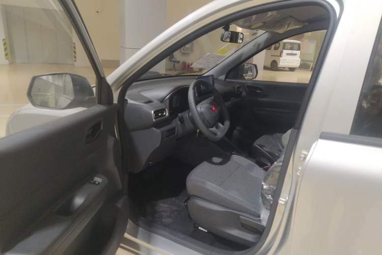 Used Wuling Hongguang New Energy 2024 All-Electric Model 300KM Standard Version Interior 3
