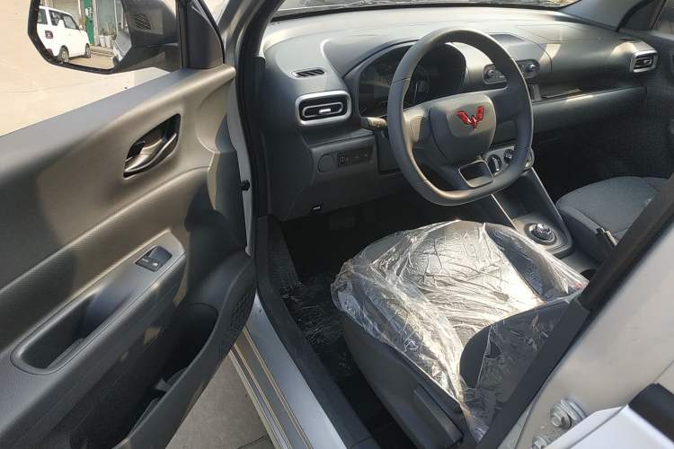 Used Wuling Hongguang New Energy 2024 All-Electric Model 300KM Practical Version Interior 3
