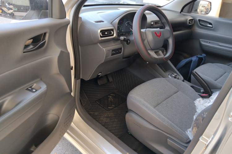 Used Wuling Hongguang New Energy 2024 All-Electric Model 300KM Practical Version Interior 3
