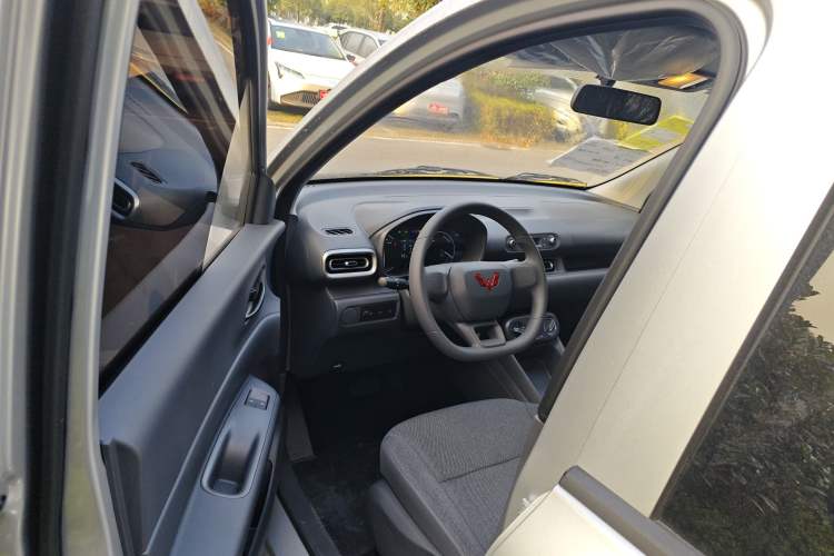 Used Wuling Hongguang New Energy 2024 All-Electric Model 300KM Practical Version Interior 3