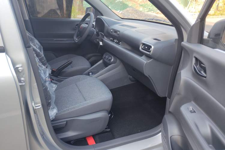 Used Wuling Hongguang New Energy 2024 All-Electric Model 300KM Practical Version Interior 7