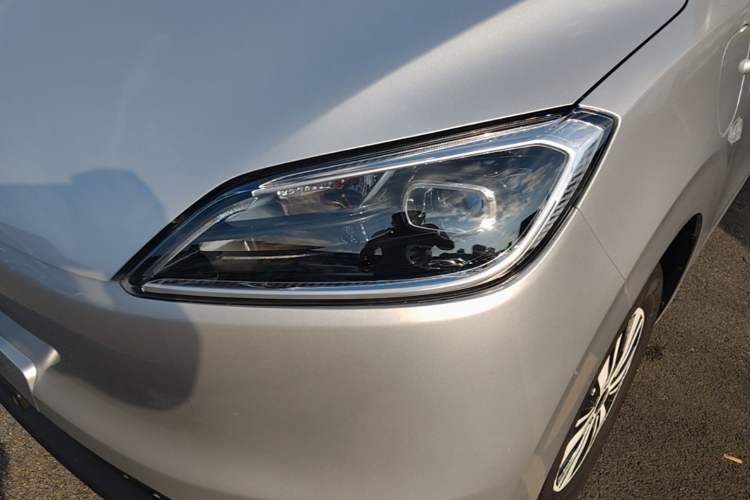 Used Wuling Hongguang New Energy 2024 All-Electric Model 300KM Standard Version Left Front Headlight