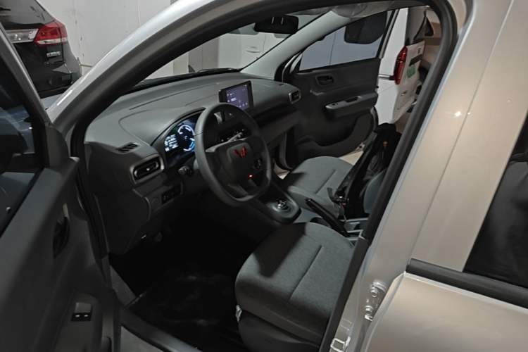 Used Wuling Hongguang New Energy 2024 All-Electric Model 300KM Standard Version Left Front Seat