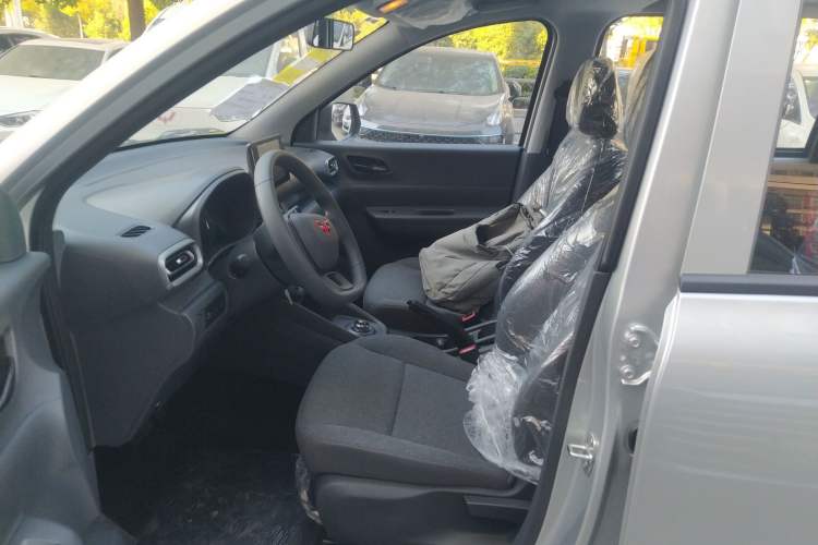 Used Wuling Hongguang New Energy 2024 All-Electric Model 300KM Standard Version Left Front Seat