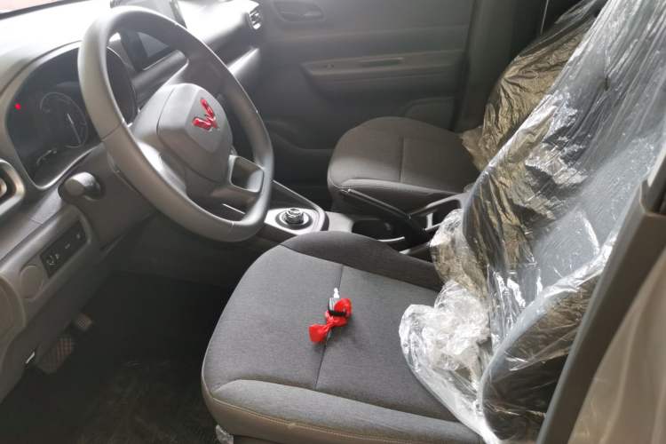 Used Wuling Hongguang New Energy 2024 All-Electric Model 300KM Standard Version Left Front Seat
