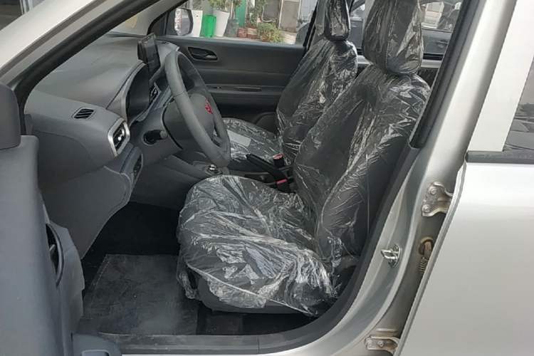 Used Wuling Hongguang New Energy 2024 All-Electric Model 300KM Standard Version Left Front Seat