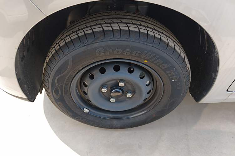 Used Wuling Hongguang New Energy 2024 All-Electric Model 300KM Standard Version Left Front Wheel Hub