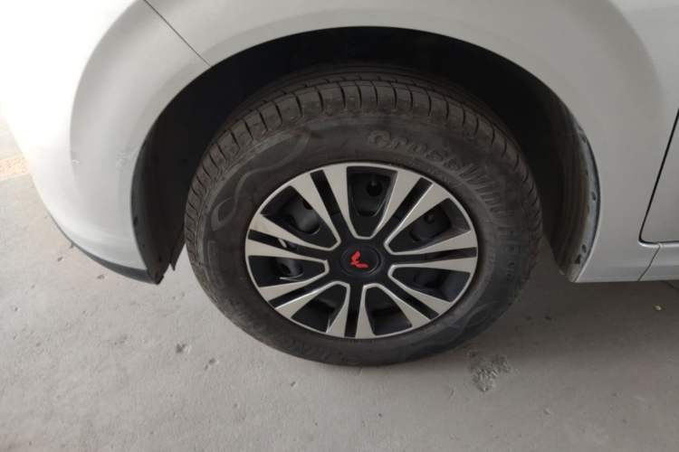 Used Wuling Hongguang New Energy 2024 All-Electric Model 300KM Standard Version Left Front Wheel Hub