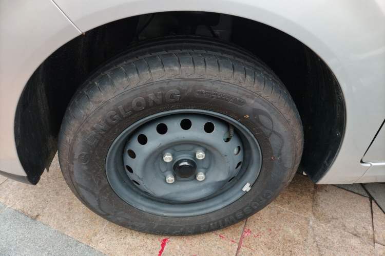 Used Wuling Hongguang New Energy 2024 All-Electric Model 300KM Standard Version Left Front Wheel Hub