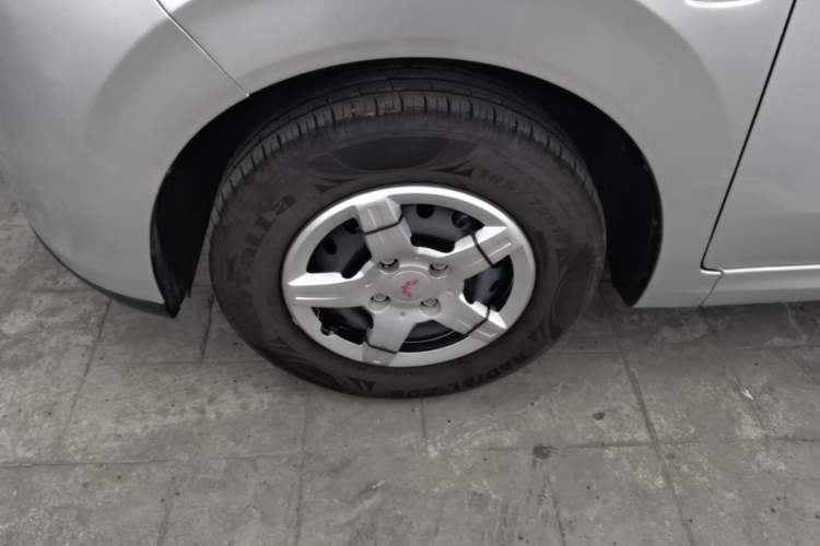 Used Wuling Hongguang New Energy 2024 All-Electric Model 300KM Practical Version Left Front Wheel Hub