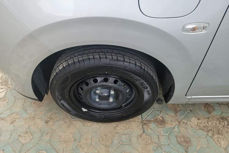 Used Wuling Hongguang New Energy 2024 All-Electric Model 300KM Practical Version Left Front Wheel Hub