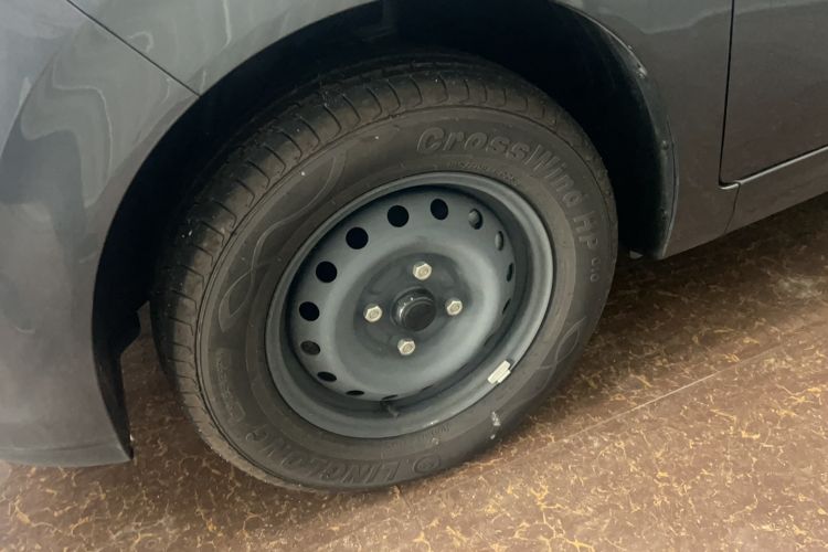 Used Wuling Hongguang New Energy 2024 All-Electric Model 300KM Standard Version Left Front Wheel Hub