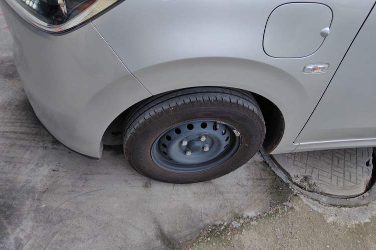 Used Wuling Hongguang New Energy 2024 All-Electric Model 300KM Practical Version Left Front Wheel Hub