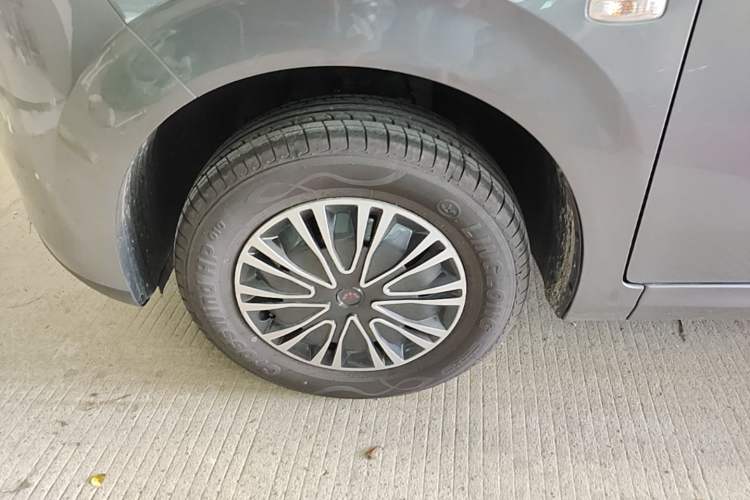 Used Wuling Hongguang New Energy 2024 All-Electric Model 300KM Standard Version Left Front Wheel Hub