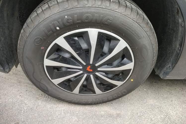 Used Wuling Hongguang New Energy 2024 All-Electric Model 300KM Practical Version Left Front Wheel Hub