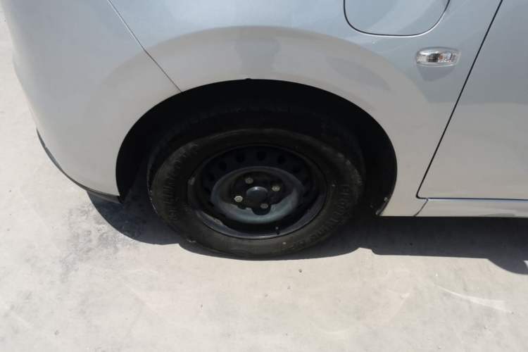 Used Wuling Hongguang New Energy 2024 All-Electric Model 300KM Standard Version Left Front Wheel Hub