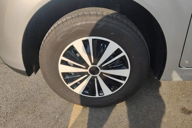Used Wuling Hongguang New Energy 2024 All-Electric Model 300KM Standard Version Left Front Wheel Hub