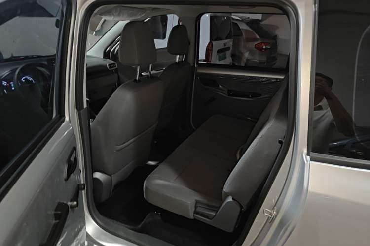 Used Wuling Hongguang New Energy 2024 All-Electric Model 300KM Standard Version Left Rear Seat