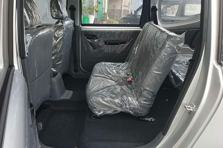Used Wuling Hongguang New Energy 2024 All-Electric Model 300KM Standard Version Left Rear Seat
