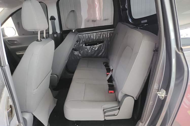 Used Wuling Hongguang New Energy 2024 All-Electric Model 300KM Standard Version Left Rear Seat