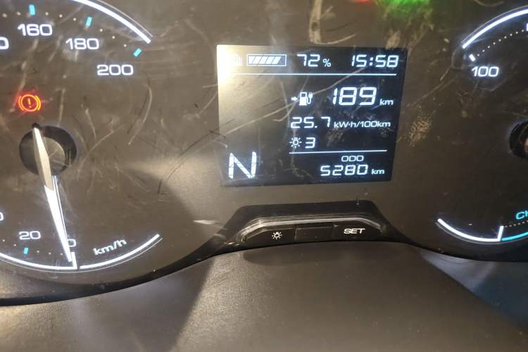 Used Wuling Hongguang New Energy 2024 All-Electric Model 300KM Practical Version Odometer Close Up