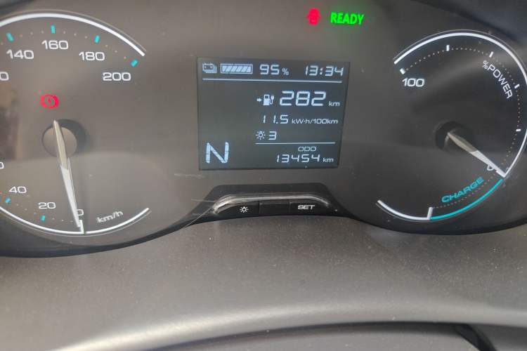 Used Wuling Hongguang New Energy 2024 All-Electric Model 300KM Standard Version Odometer Close Up