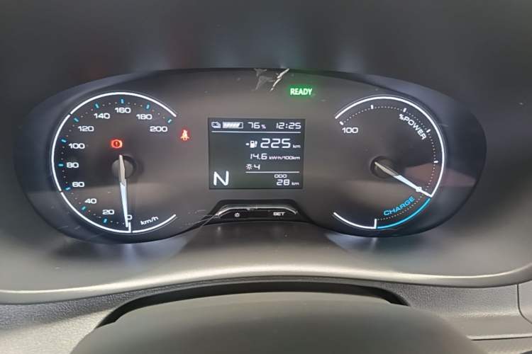Used Wuling Hongguang New Energy 2024 All-Electric Model 300KM Practical Version Odometer Close Up