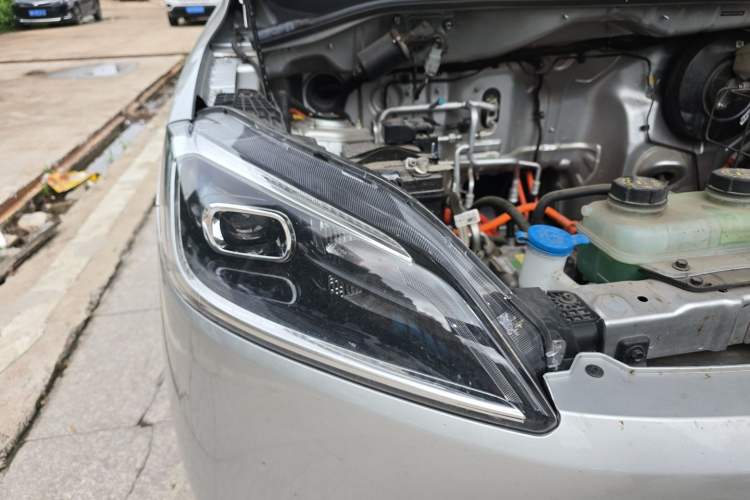 Used Wuling Hongguang New Energy 2024 All-Electric Model 300KM Standard Version Right Front Headlight