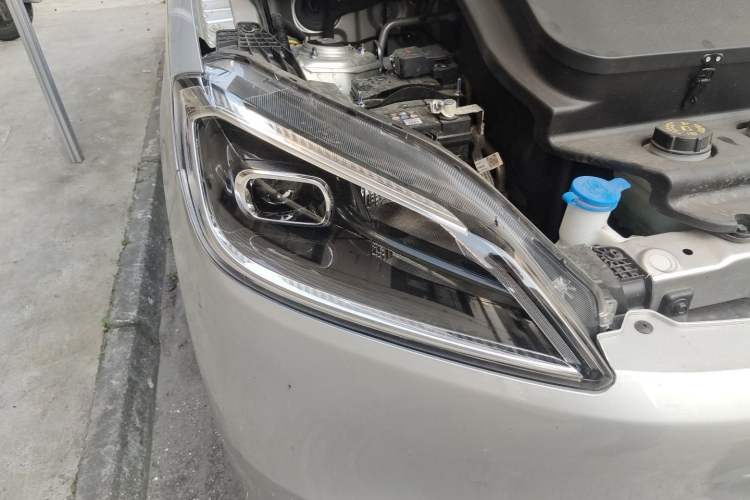 Used Wuling Hongguang New Energy 2024 All-Electric Model 300KM Standard Version Right Front Headlight