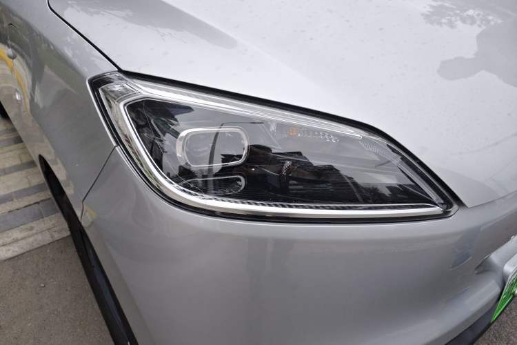 Used Wuling Hongguang New Energy 2024 All-Electric Model 300KM Standard Version Right Front Headlight