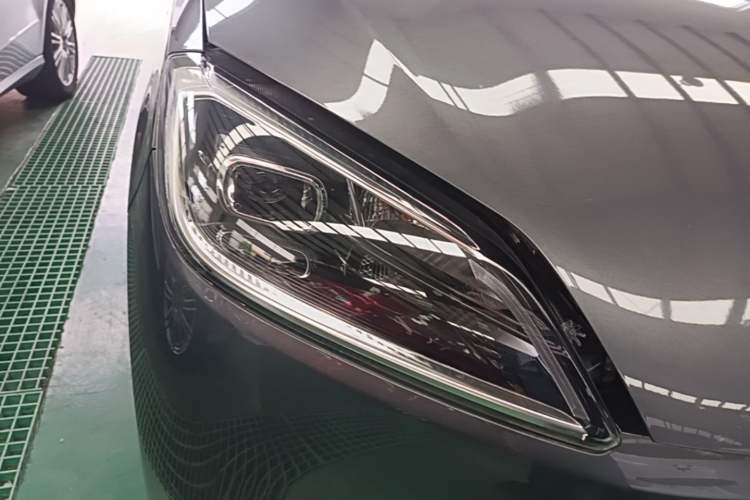 Used Wuling Hongguang New Energy 2024 All-Electric Model 300KM Practical Version Right Front Headlight