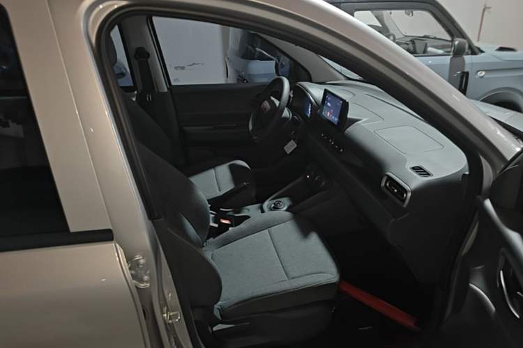 Used Wuling Hongguang New Energy 2024 All-Electric Model 300KM Standard Version Right Front Seat