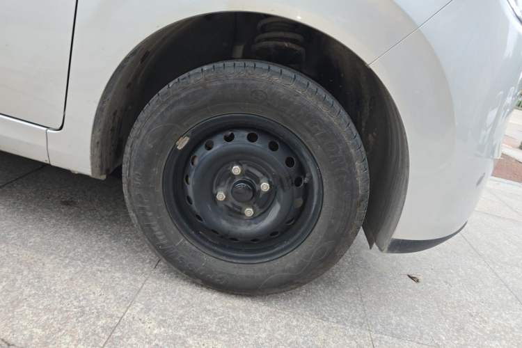 Used Wuling Hongguang New Energy 2024 All-Electric Model 300KM Standard Version Right Front Wheel Hub