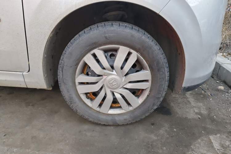 Used Wuling Hongguang New Energy 2024 All-Electric Model 300KM Practical Version Right Front Wheel Hub