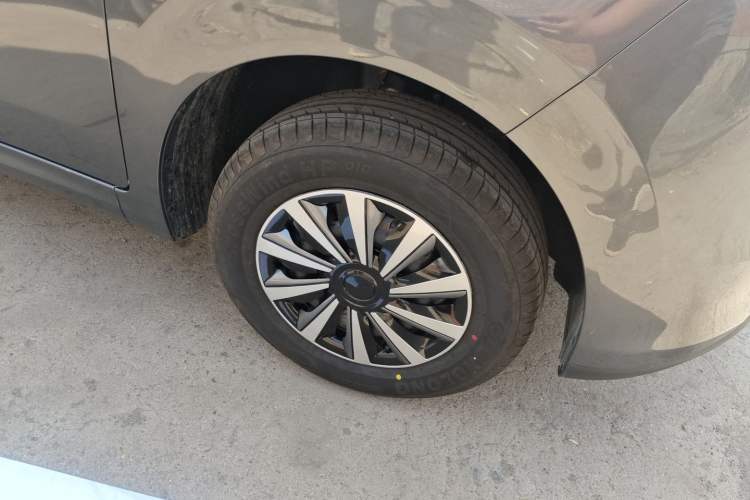 Used Wuling Hongguang New Energy 2024 All-Electric Model 300KM Standard Version Right Front Wheel Hub