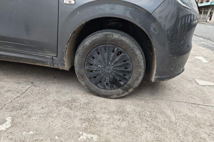 Used Wuling Hongguang New Energy 2024 All-Electric Model 300KM Standard Version Right Front Wheel Hub