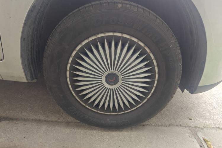 Used Wuling Hongguang New Energy 2024 All-Electric Model 300KM Standard Version Right Front Wheel Hub