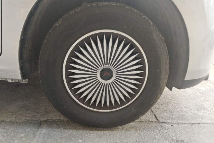 Used Wuling Hongguang New Energy 2024 All-Electric Model 300KM Standard Version Right Front Wheel Hub