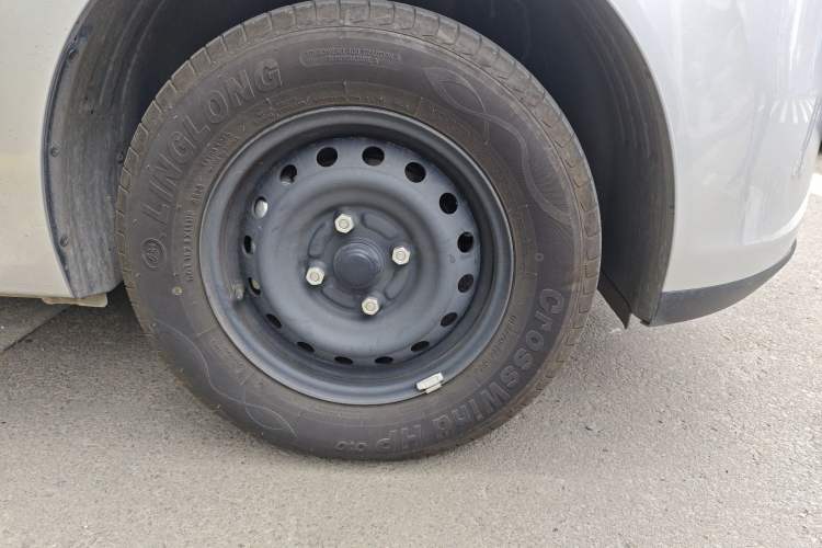 Used Wuling Hongguang New Energy 2024 All-Electric Model 300KM Standard Version Right Front Wheel Hub