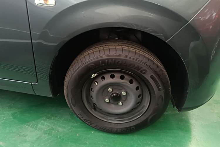 Used Wuling Hongguang New Energy 2024 All-Electric Model 300KM Practical Version Right Front Wheel Hub