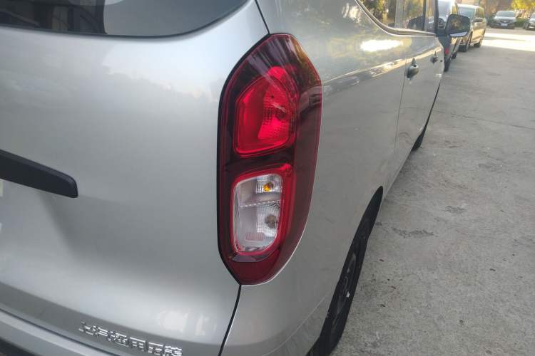 Used Wuling Hongguang New Energy 2024 All-Electric Model 300KM Standard Version Right Rear Taillight