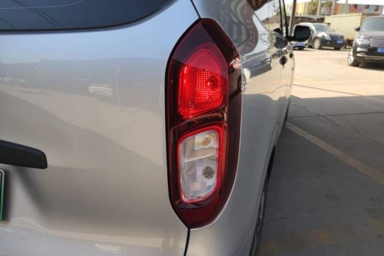 Used Wuling Hongguang New Energy 2024 All-Electric Model 300KM Standard Version Right Rear Taillight