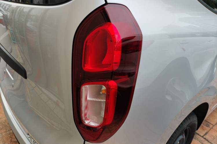 Used Wuling Hongguang New Energy 2024 All-Electric Model 300KM Standard Version Right Rear Taillight