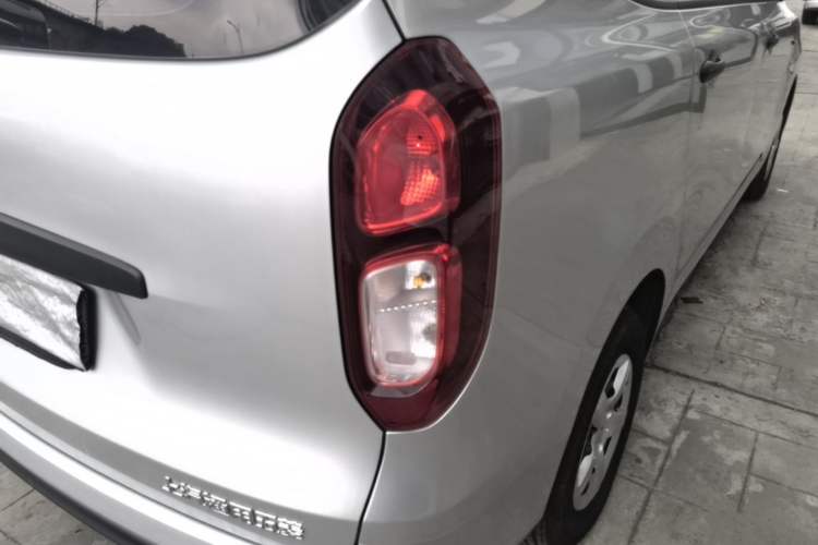 Used Wuling Hongguang New Energy 2024 All-Electric Model 300KM Practical Version Right Rear Taillight